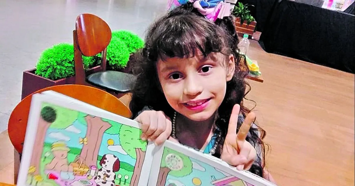 A pequena Ana Clara Campos, de 7 anos adora colorir.