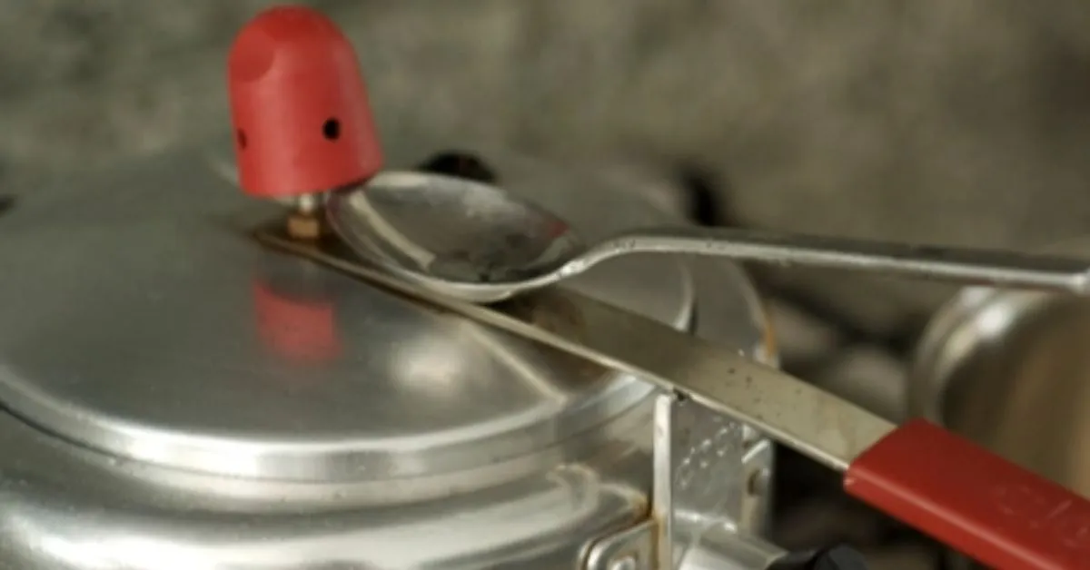 Panela de pressão: improvisar com talheres é perigoso e causar acidentes.