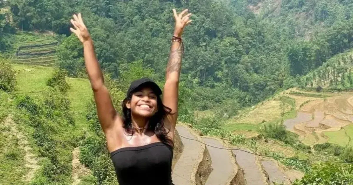 Família pede nova autópsia para esclarecer circunstâncias da queda de jovem brasileira em trilha na Indonésia.