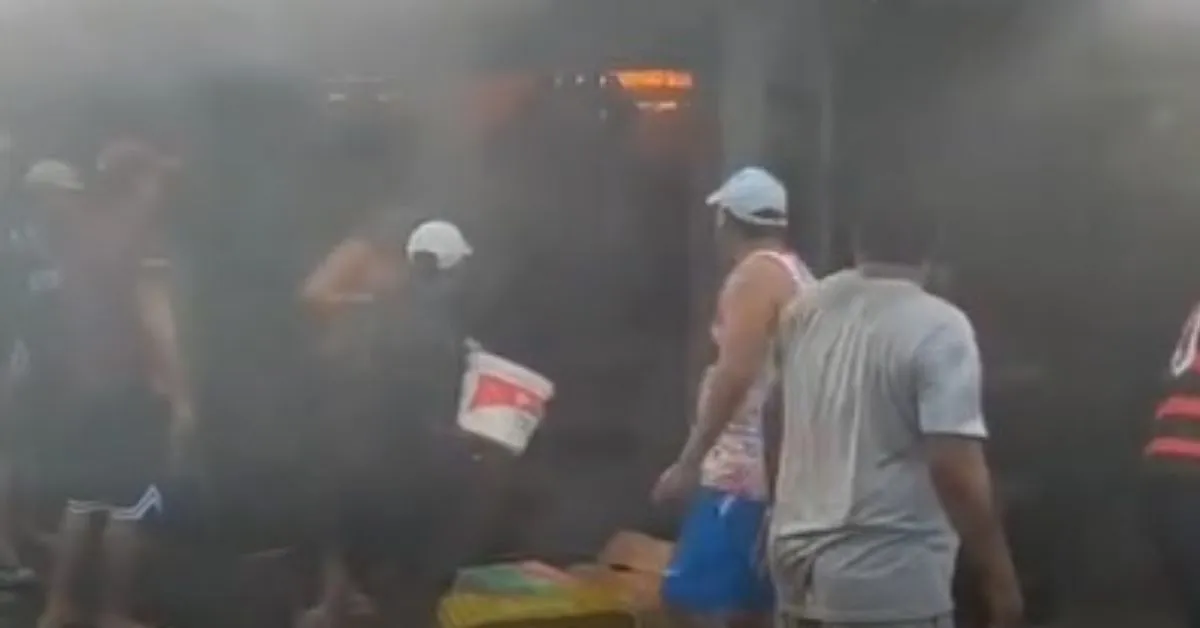 Incêndio foi controlado por moradores antes da chegada dos bombeiros.