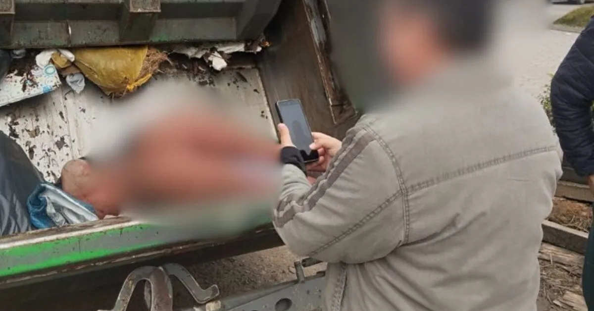Vídeos mostram funcionários manuseando boneca sexual durante coleta em Blumenau, em Santa Catarina.