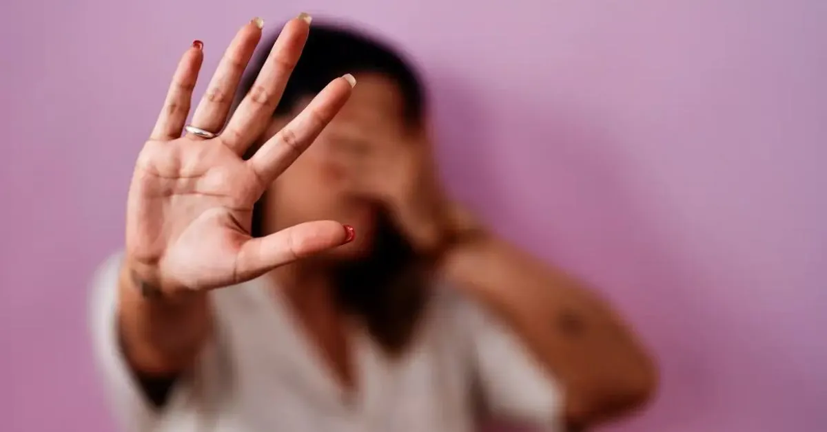 De acordo com depoimento da vítima, dois homens a estupraram dentro do banheiro.