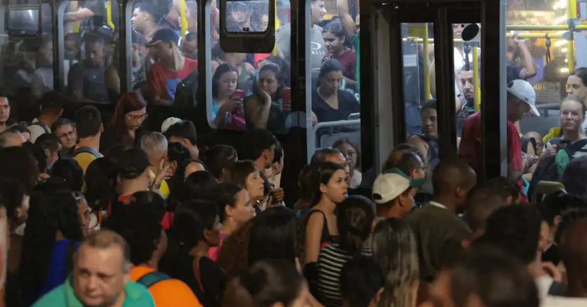 Ataques a ônibus em SP passam de 600 em um mês.