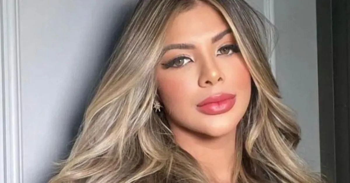 Apesar de estar oficialmente na lista vermelha da Interpol, Rosa continua fazendo transmissões ao vivo.