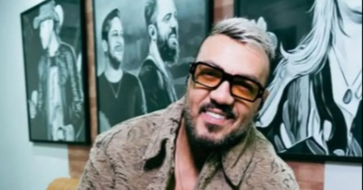 Cantor pintou cabelo para fazer ium personagem em telenovela.