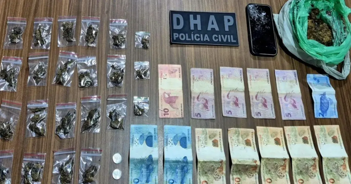 Durante a busca pessoal, foram encontrados na mochila do criminoso 23 porções de substância análoga à maconha e a quantia de R$ 483 em espécie.