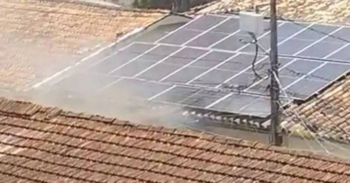 Em imagens que circulam nas redes sociais, é possível notar uma nuvem de fumaça em uma residência.