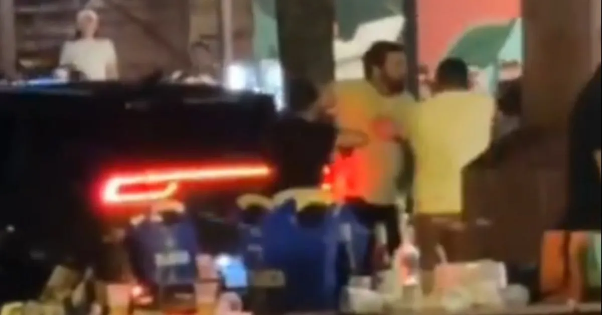 O servidor estava visivelmente alcoolizado e por pouco não atingiu as pessoas que estavam no local.