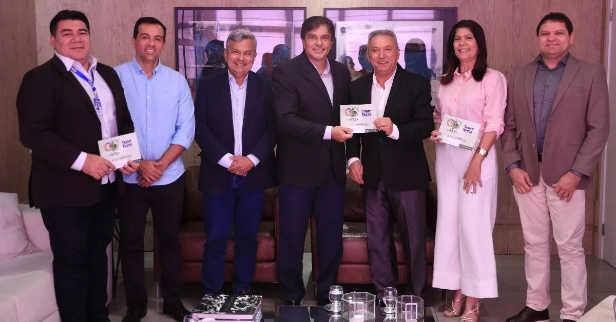 O presidente do Grupo RBA, Camilo Centeno juntamente com membros da diretoria ao lado do presidente da ASPAS, Jorge Portugal e representantes de supermercados de Belém.