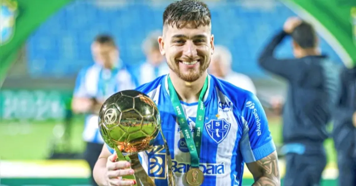 Volante João Vieira durante sua trajetória no Paysandu