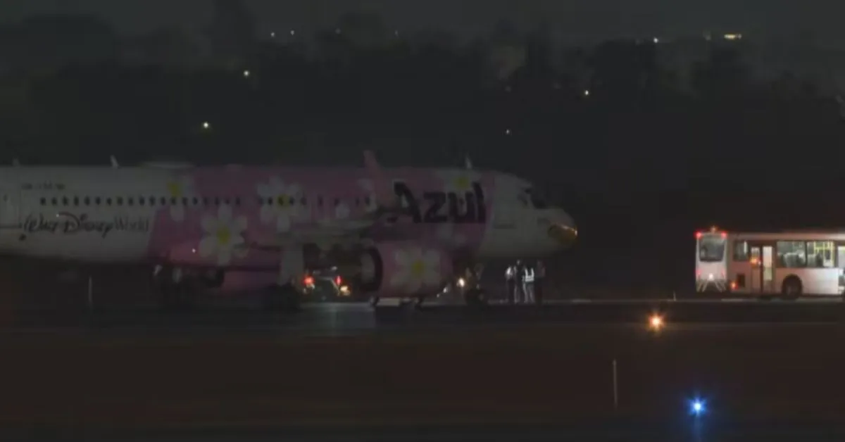 Avião realiza pouso de emergência em Brasília após ameaça de bomba encontrada em bilhete no banheiro da aeronave.