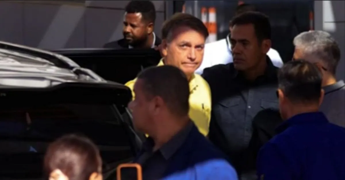 Pela primeira vez desde que iniciou a prisão domiciliar, o ex-presidente Jair Bolsonaro deixou sua residência neste sábado (16) para realizar exames médicos em Brasília.