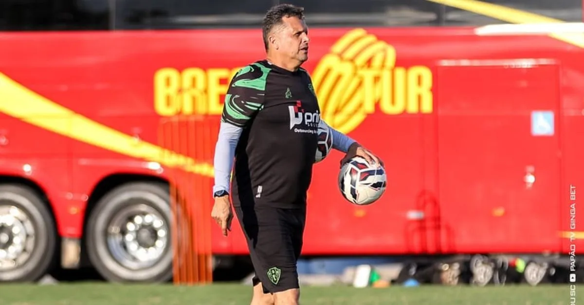 Técnico do Paysandu Claudinei Oliveira