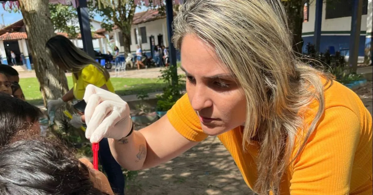 Segundo a especialista, o ideal é que a limpeza seja realizada a cada seis meses, mas esse intervalo pode variar conforme as necessidades individuais de cada paciente