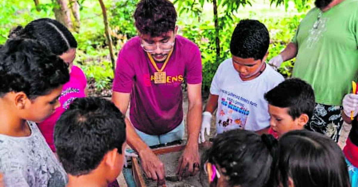 Crianças participando de oficinas