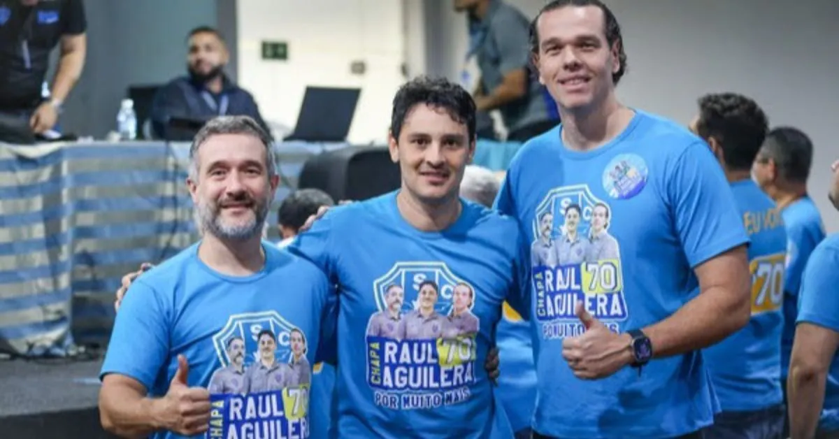 Vice-presidente Márcio Tuma (esquerda) e presidente Roger Aguilera (centro) tem buscado soluções para resolver  Transfer Ban que já incomoda a torcida bicolor