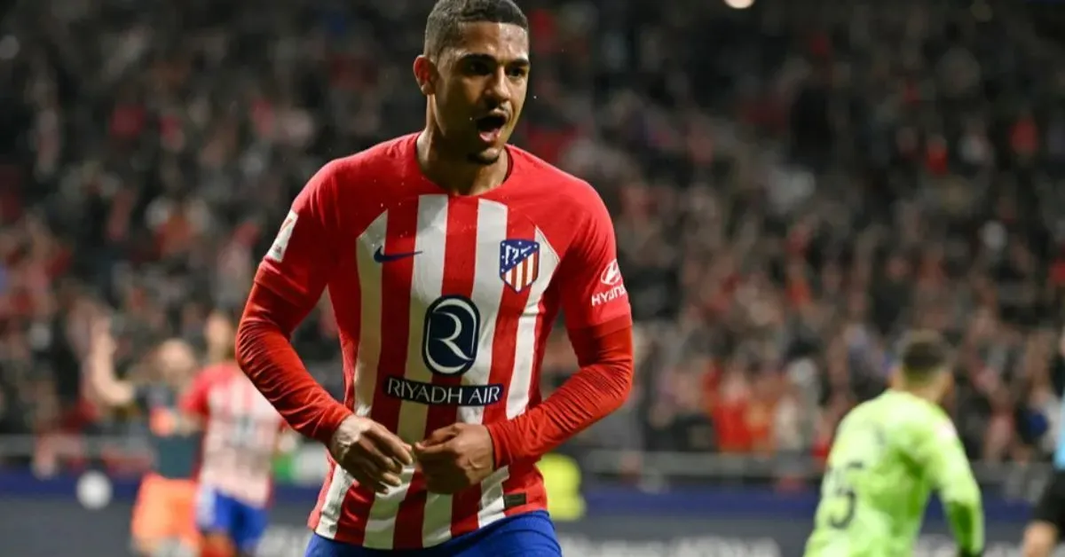 Lino vai “superar” Carlos Alcaraz, comprado em 2024 por R$ 125 milhões somados os valores de direitos econômicos e luvas.