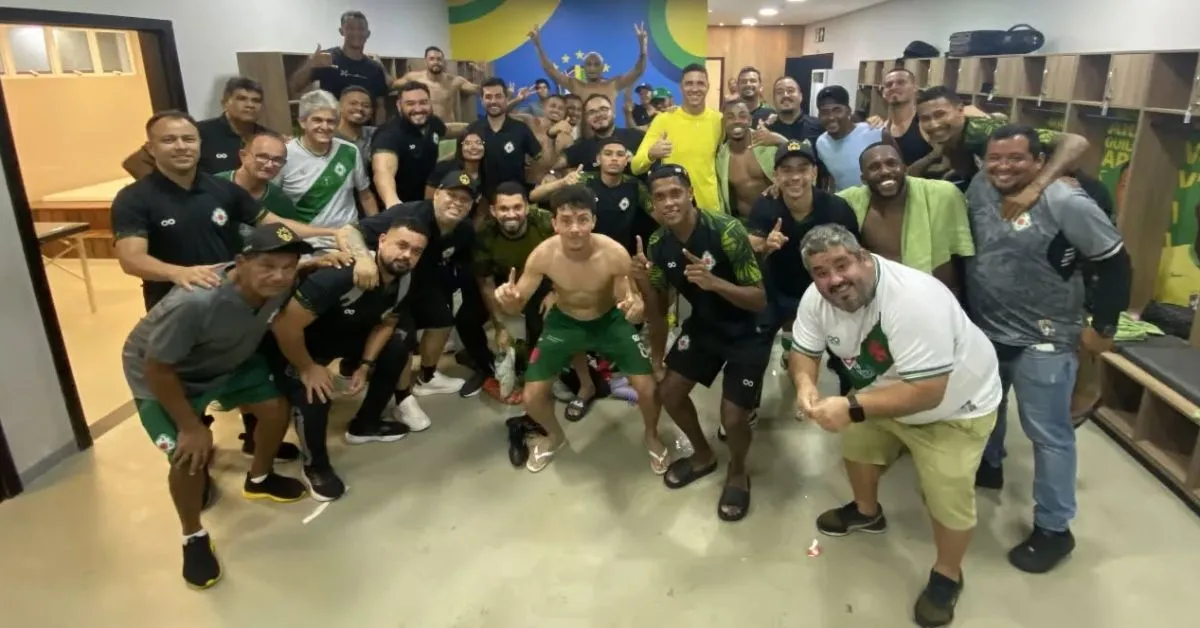 Elenco da Tuna festeja classificação para a segunda fase da Série D