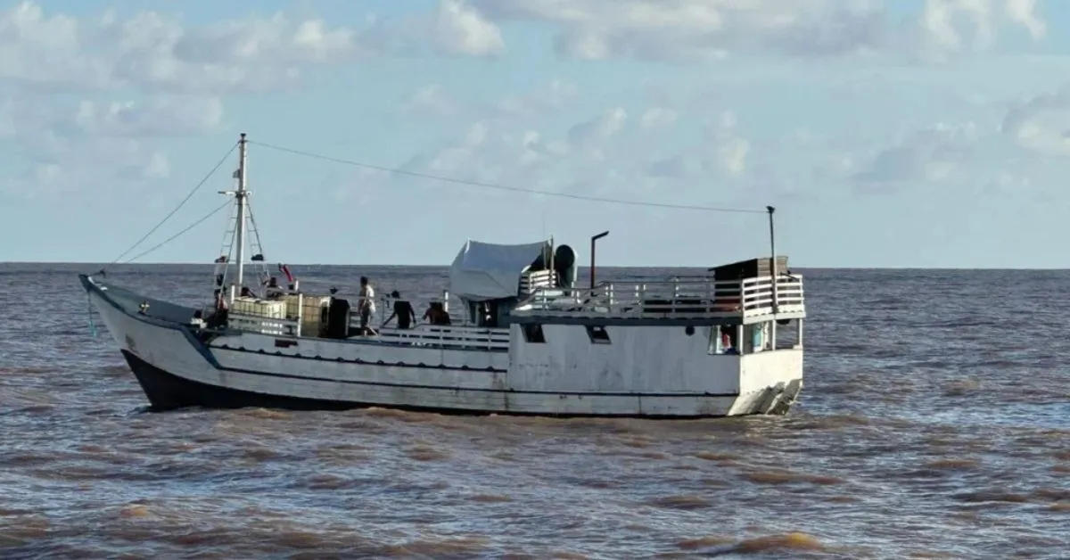 O barco foi escoltado até o Porto de Belém, onde os produtos que incluíam eletrodomésticos, cosméticos e incensos foram apreendidos por falta de nota fiscal e autorização de importação.