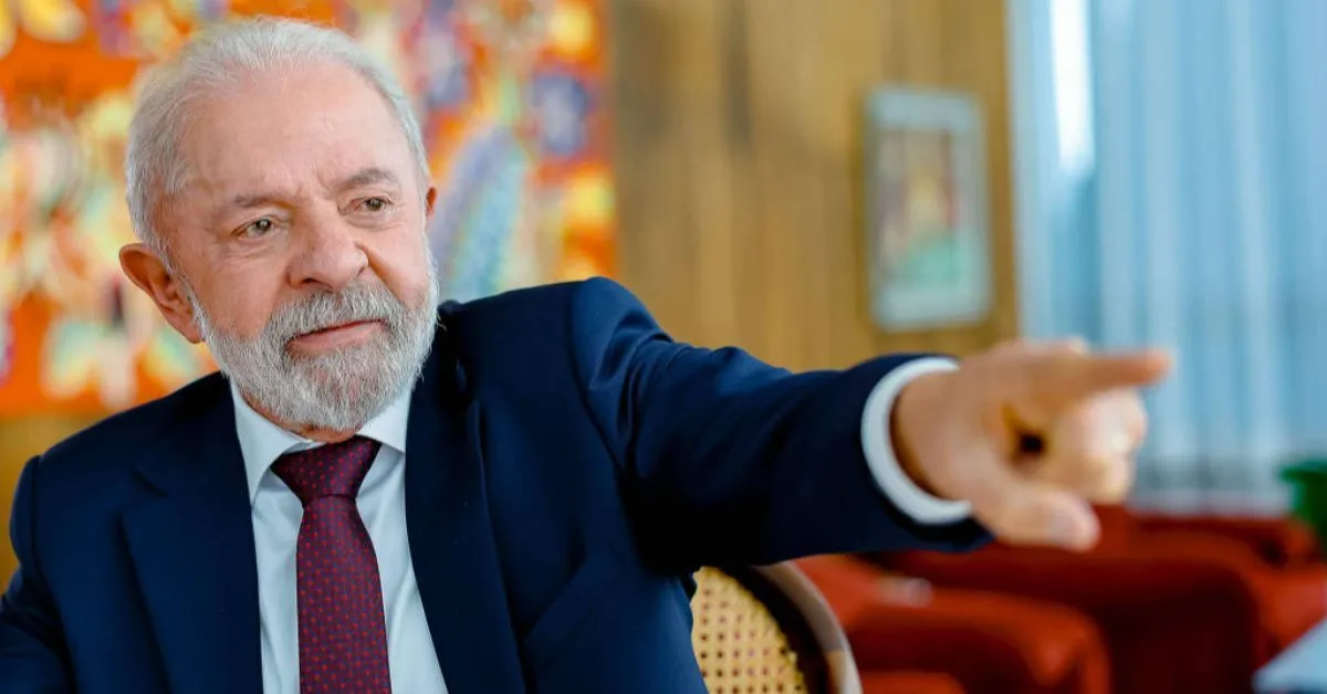 Lula critica a sobretaxa de 50% de Trump a produtos brasileiros, chamando-a de chantagem inaceitável e baseada em informações falsas.