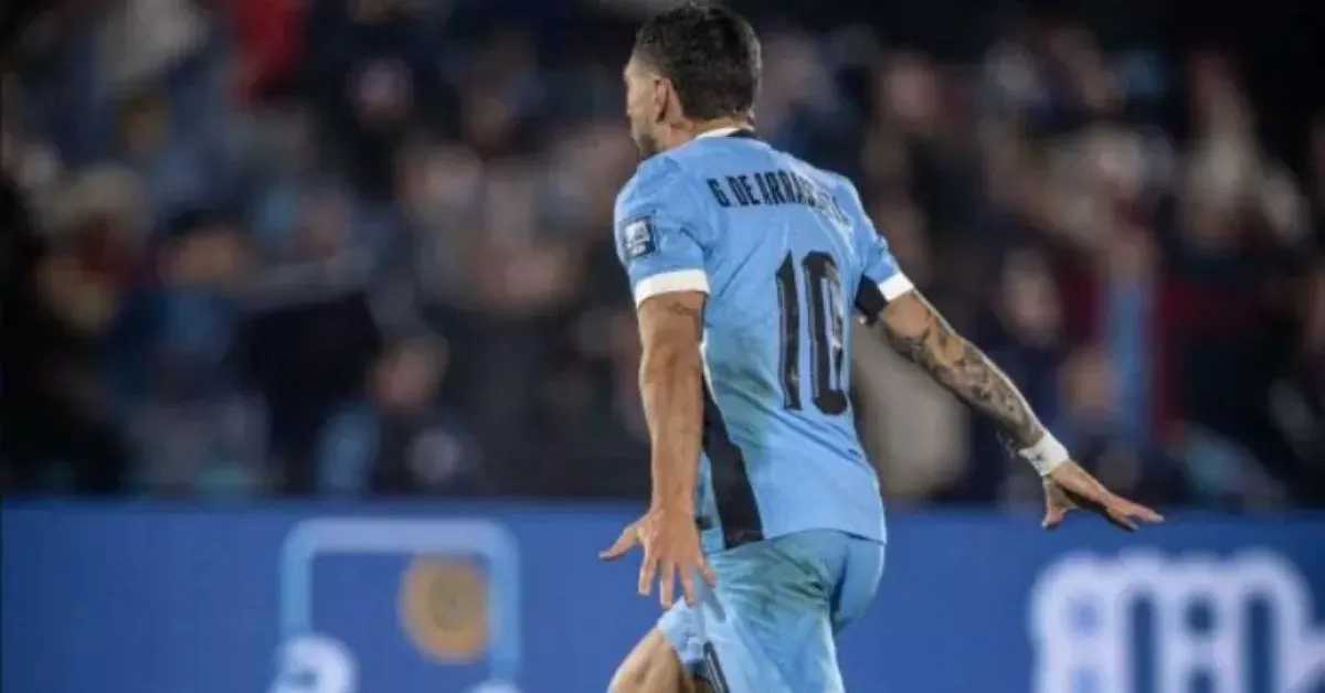 O uruguaio Bentancur recebe a marcação cerrada de José Martínez, jogador corintiano que defende a Venezuela. Celeste vence com autoridade