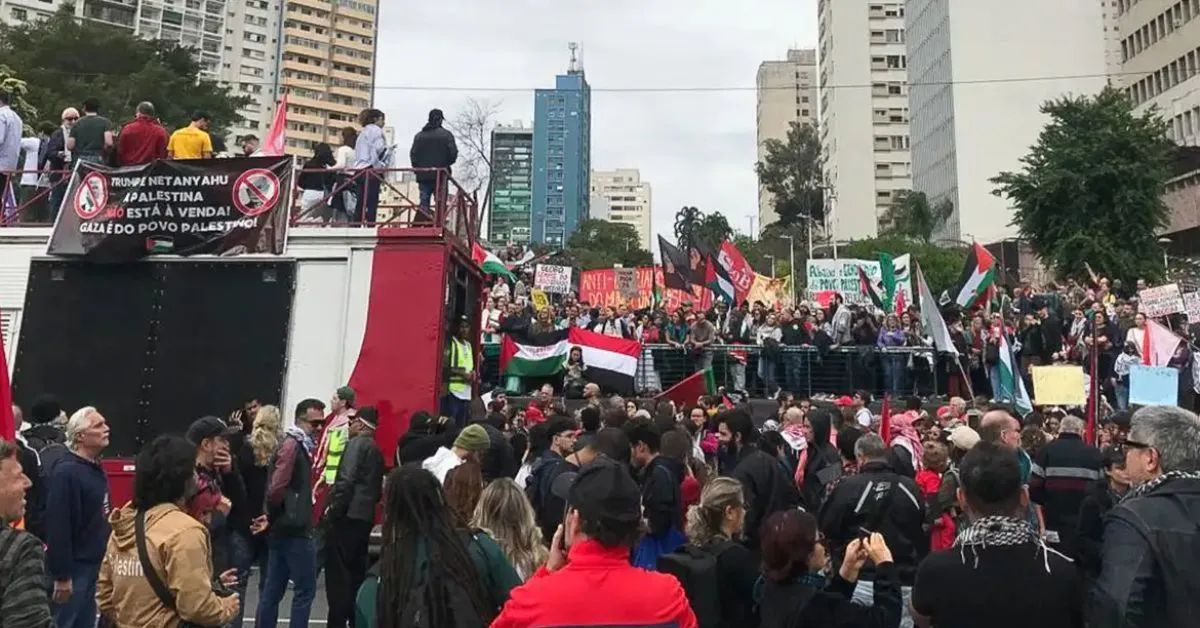 Milhares de pessoas protestam em São Paulo contra o ataque israelense a Gaza.