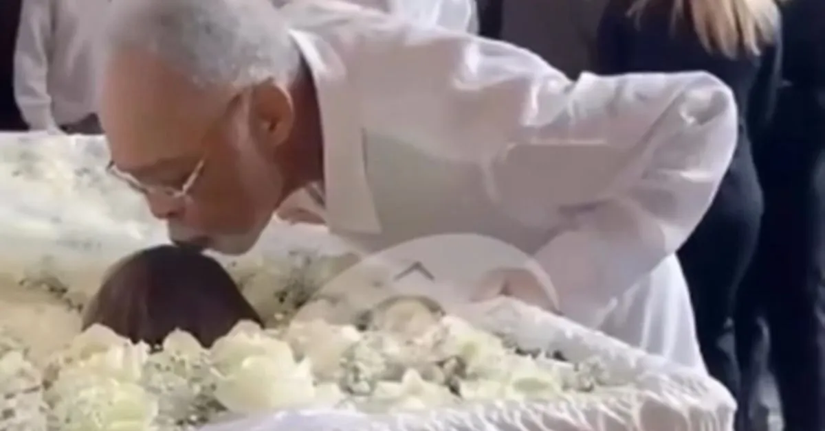Ao se aproximar da filha, o pai, Gilberto Gil estava visivelmente emocionado e se despediu da cantora com um beijo na testa.