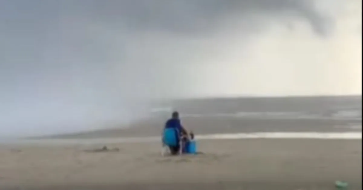 Apesar de dispersar quem estava no balneário, muitos preferiram enfrentar a tromba d'água.