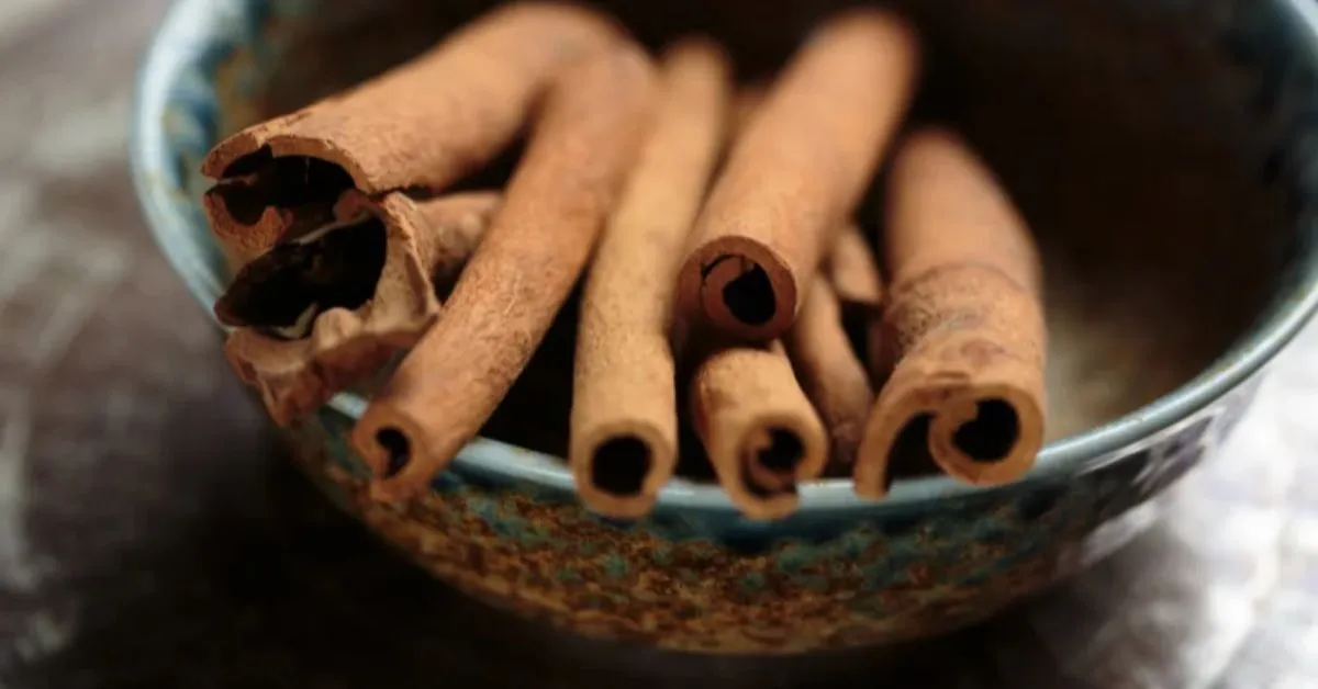 O uso da canela tende a afastar as formigas.