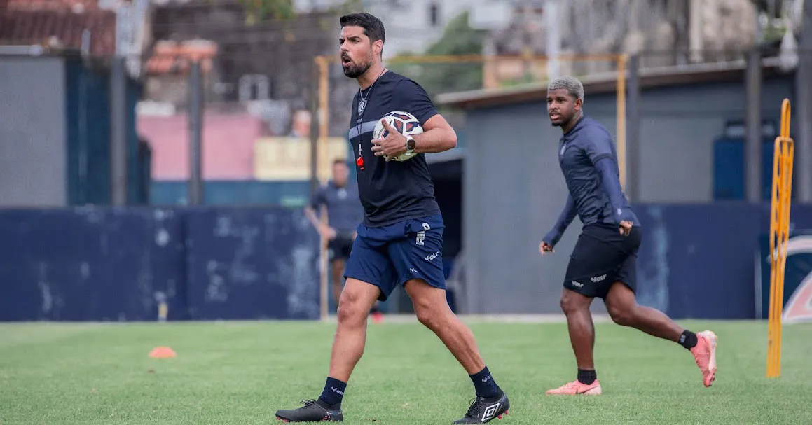 Jaderson (ao fundo) treina sem capacete de proteção e ganhar vaga como titular do time comandado por António Oliveira (em primeiro plano).