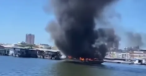 O problema teria sido causado durante trabalhos de solda realizados na lancha. Até o momento, não há informações sobre feridos ou vítimas no incidente.
