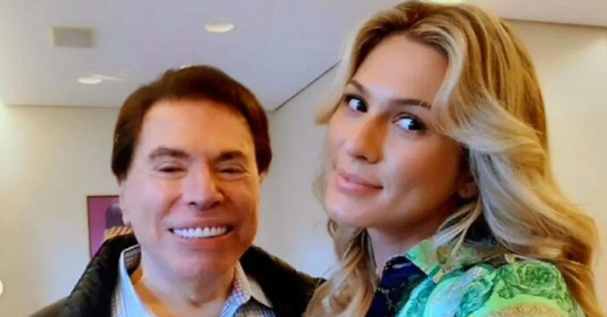 Emocionada, Lívia agradeceu a Silvio Santos pelas oportunidades no SBT e explicou por que decidiu deixar a emissora após mudanças no programa dominical