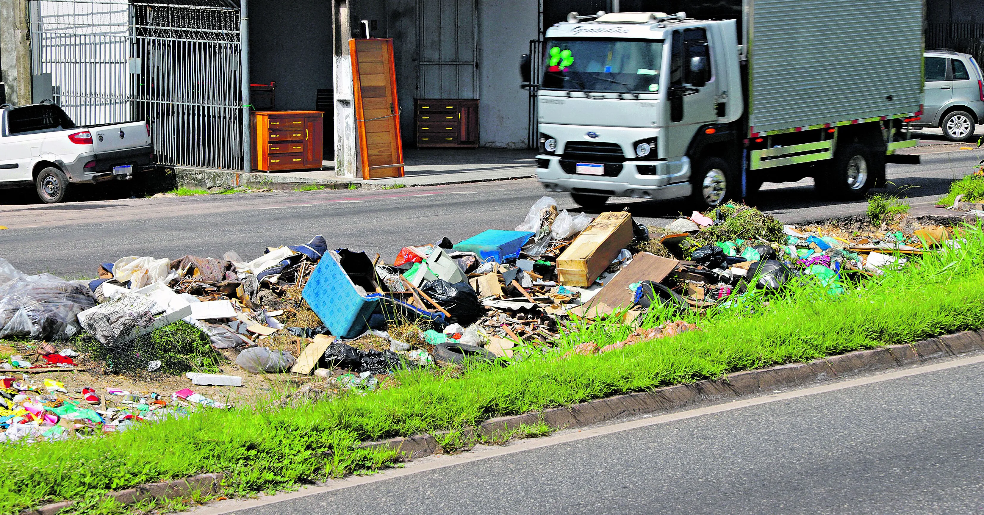 O DIÁRIO flagrou o lixo acumulado pelas ruas e calçadas em vários bairros do município