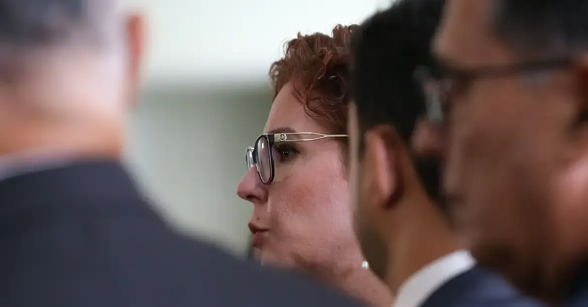 De acordo com as investigações, Zambelli foi a autora intelectual da invasão para emissão de um mandato falso de prisão contra Alexandre de Moraes.