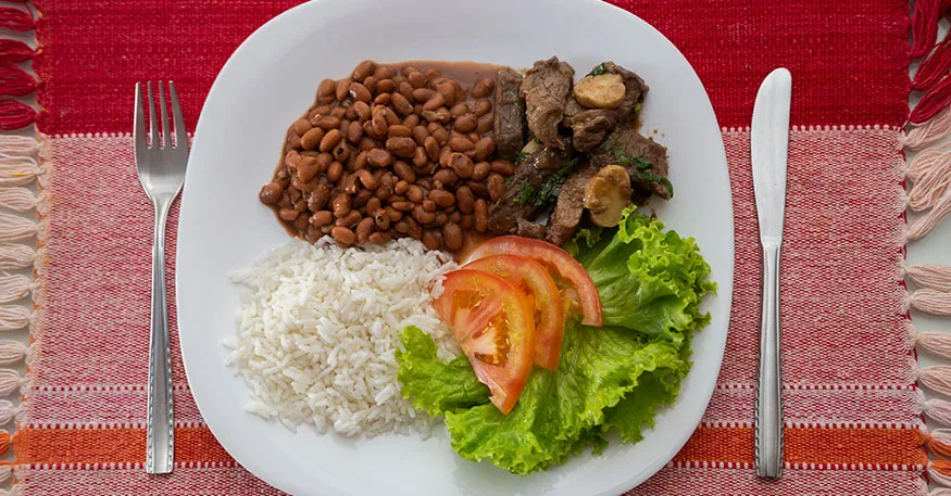 Arroz com feijão: mais que uma combinação clássica, um símbolo de brasilidade.