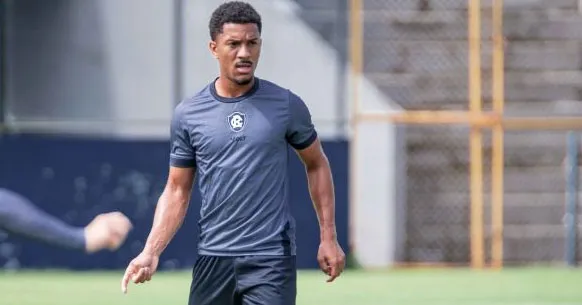 Matheus Davó durante o treino no Baenão, focado na preparação para o duelo decisivo contra o Athletic pela Série B.