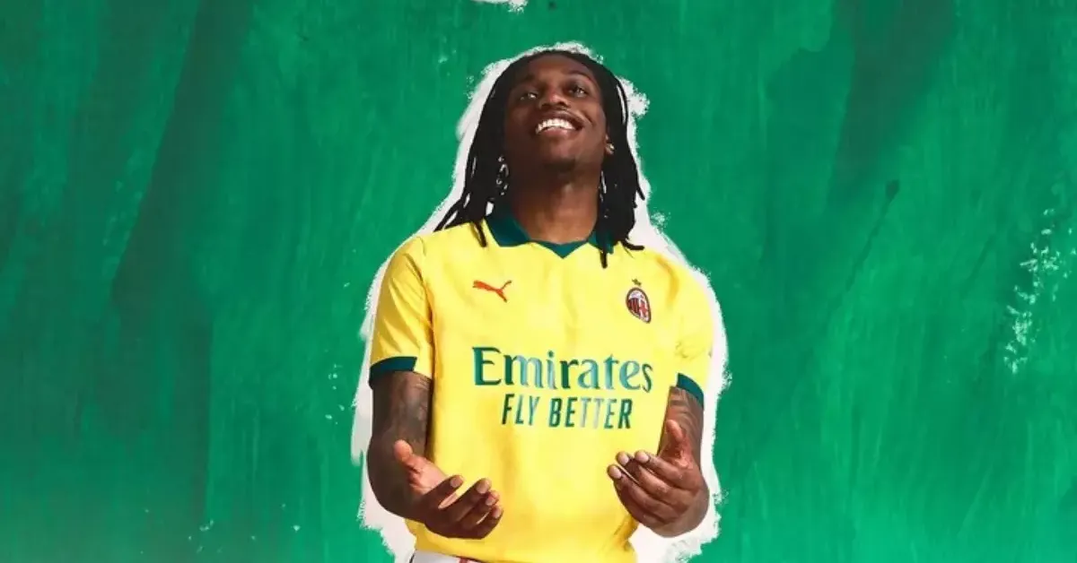 O terceiro uniforme teve sua estreia oficial em um amistoso memorável contra o Liverpool, no qual o Milan venceu por 4 a 2.