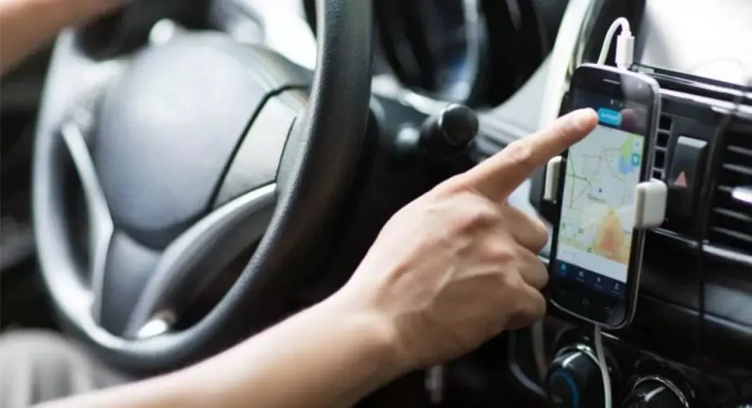 Motorista de aplicativo devolve quase R$ 700 pagos a mais após corrida em Belém.