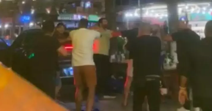 A confusão começou depois que Leandro Chermontt supostamente agrediu uma mulher durante a festa, o que causou uma briga generalizada entre ele e testemunhas.