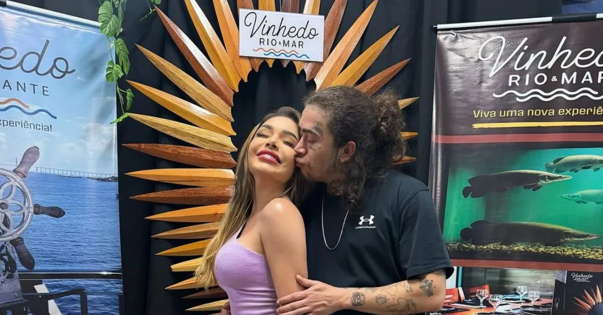 Ela publicou fotos com o humorista durante viagem para Manaus