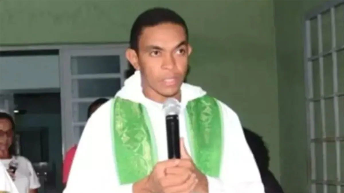 O vídeo que circula nas redes sociais mostra o líder religioso em momento íntimo com uma jovem.