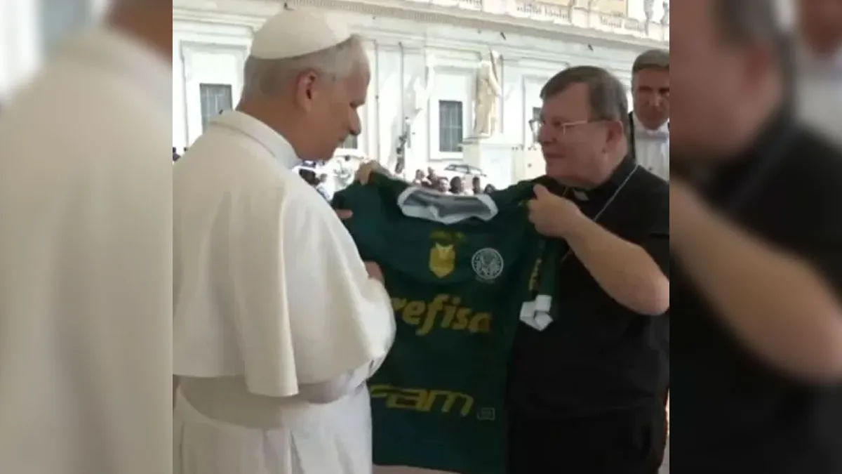 O papa Leão XIV recebeu a camisa do Palmeiras, mas torcedores notaram alguns detalhes estranhos nela.