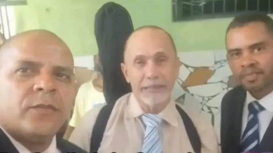 Jorge Beltrão, ao centro, prefere continuar preso para não matar