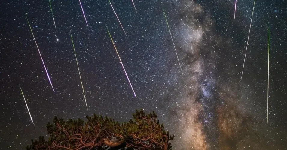 As chuvas de meteoros ocorrem quando diversos fragmentos espaciais, geralmente deixados por cometas, penetram na atmosfera terrestre.