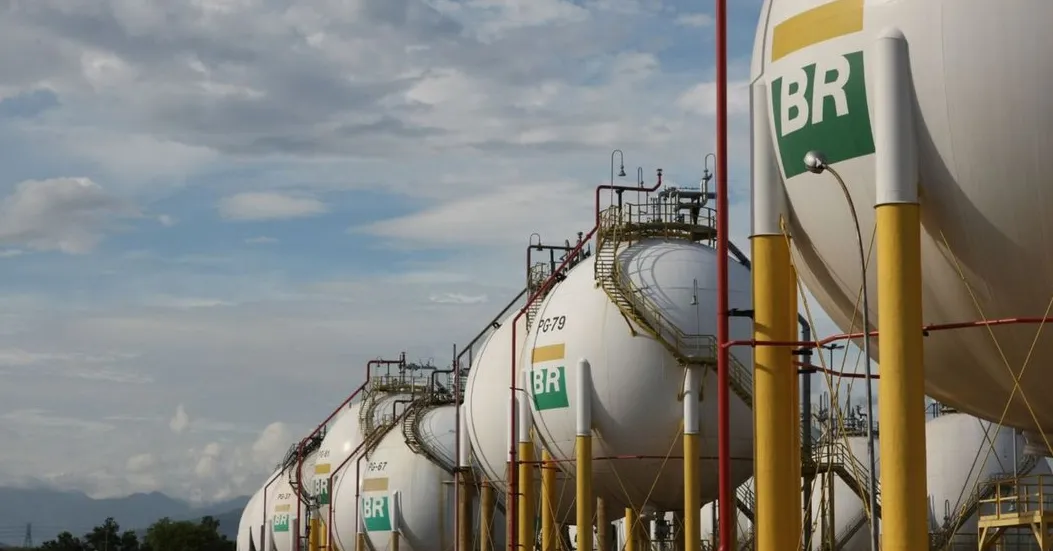Com a meta de alcançar emissões líquidas zero até 2050, a Petrobras se posiciona como líder na transição energética do setor de petróleo e gás no Brasil.