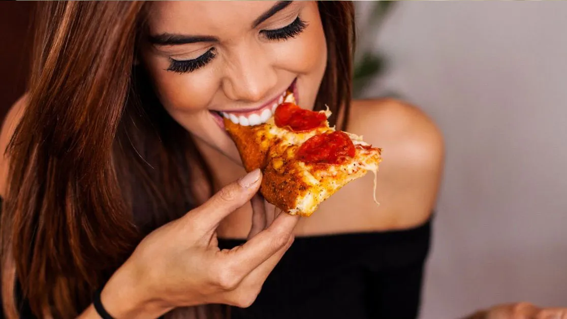 Para a nutricionista Danielly Cruz, esse é um momento em que a alimentação emocional tende a se intensificar, afetando tanto crianças quanto adultos.