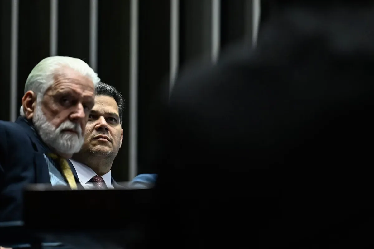 O líder do governo no Senado, Jaques Wagner (PT-BA), e o presidente da Casa, Davi Alcolumbre (União-AP), durante sessão no plenário do Senado.