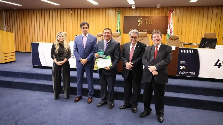 O corregedor regional do TRT-8, desembargador Luís José de Jesus Ribeiro, recebeu a premiação em Brasília.