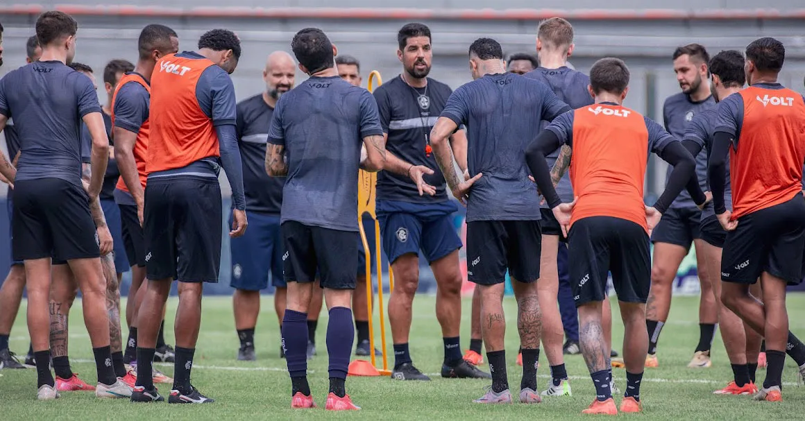 Entre saídas, desfalques e um técnico em crise, o Remo tenta evitar que a temporada vire uma tragicomédia à la Chespirito.