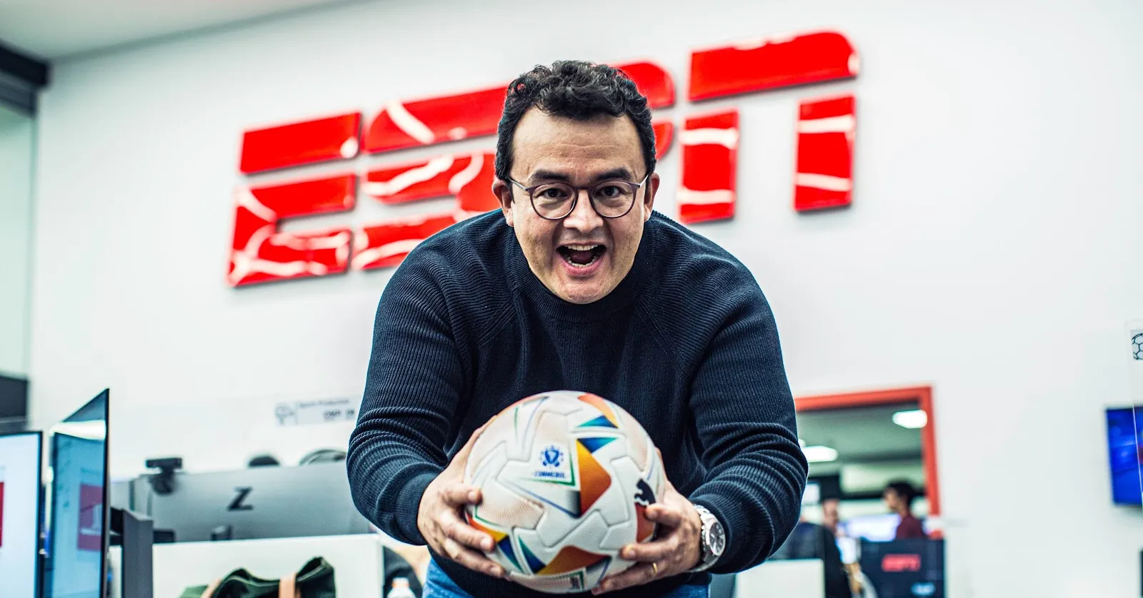 Natural de Santarém, no interior do Pará, Rogério Vaughan deixou sua terra natal ainda jovem para perseguir o sonho da narração esportiva em São Paulo.